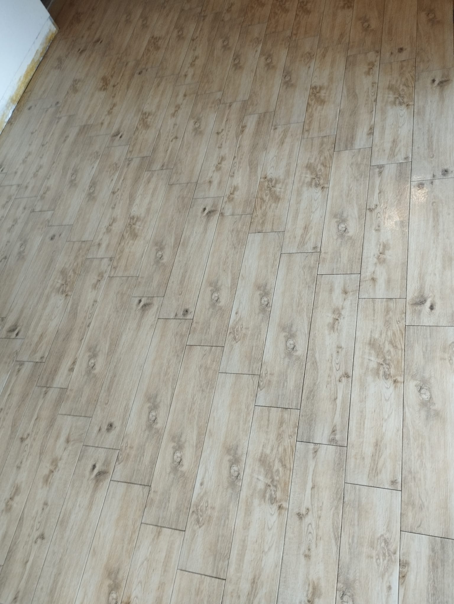 Dnevni boravak - drveni efekt pod